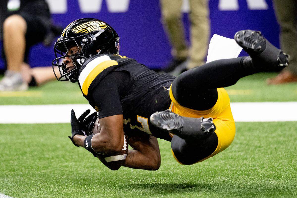 Southern Mississippi wide receiver Tychaun Chapman (2) dives and hauls in a TD reception Tuesday in a loss to Western Kentucky in the New Orleans Bowl.