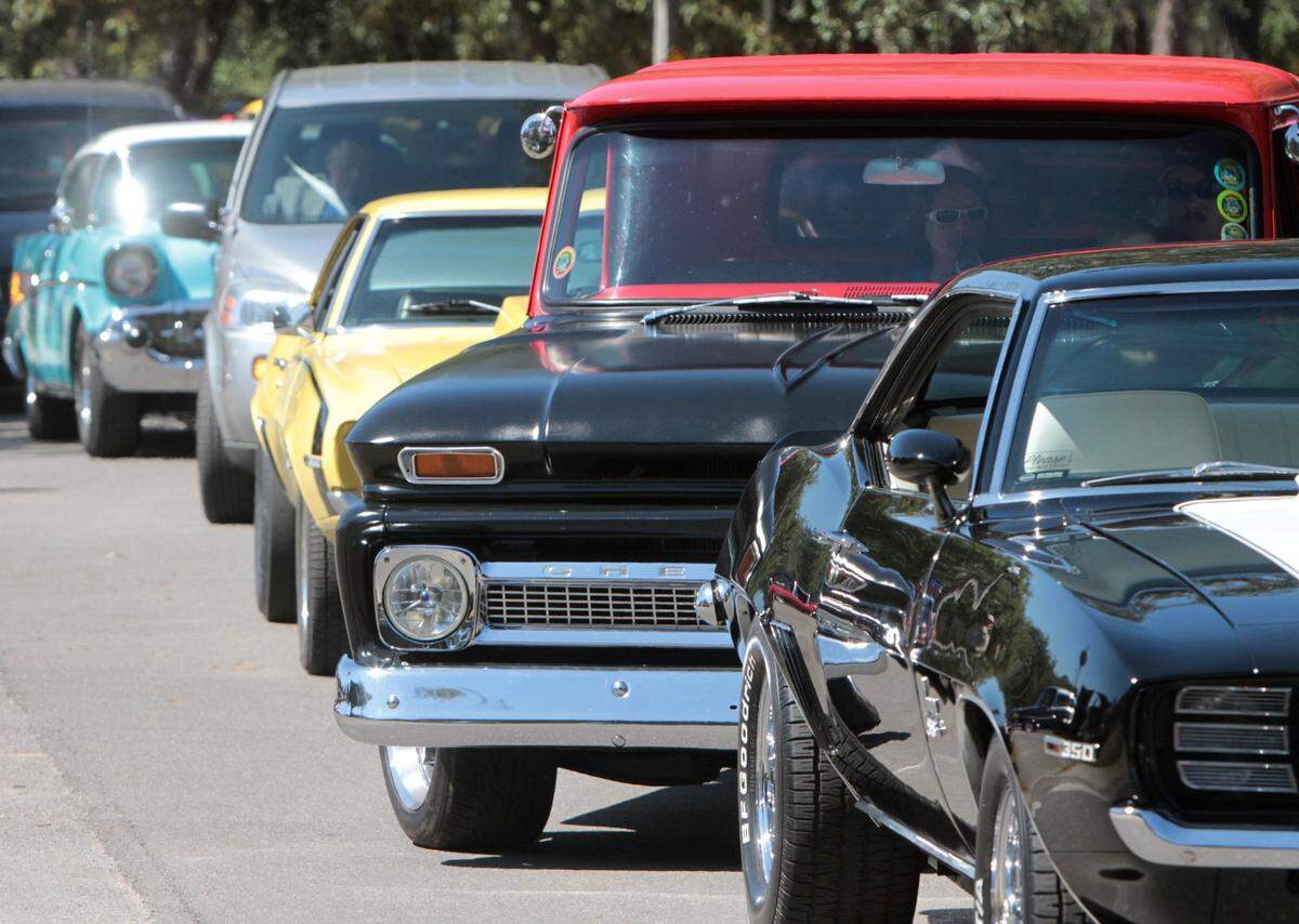 Classic cars line up to turn into venues during Cruisin’ The Coast. There are ways to avoid the backups.