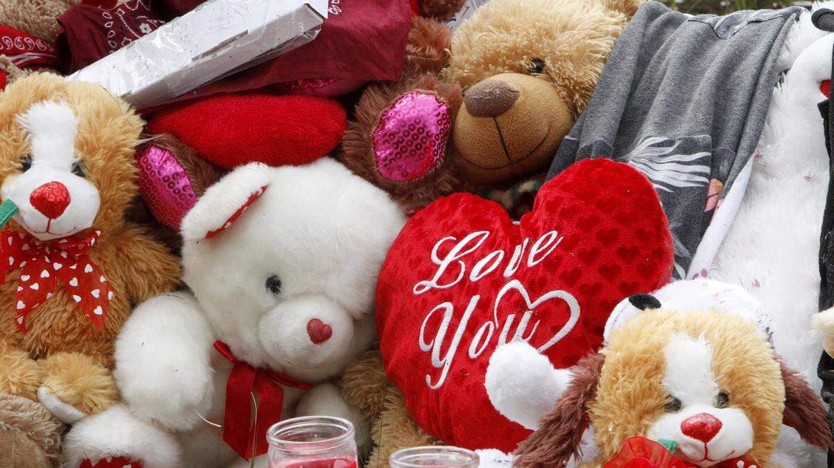 TIM ISBELL/SUN HERALD 
 A pile of Teddy Bears surrounded by candles are part of the memorial created for Nigel Poole, Monday, Jan. 25, 2016.