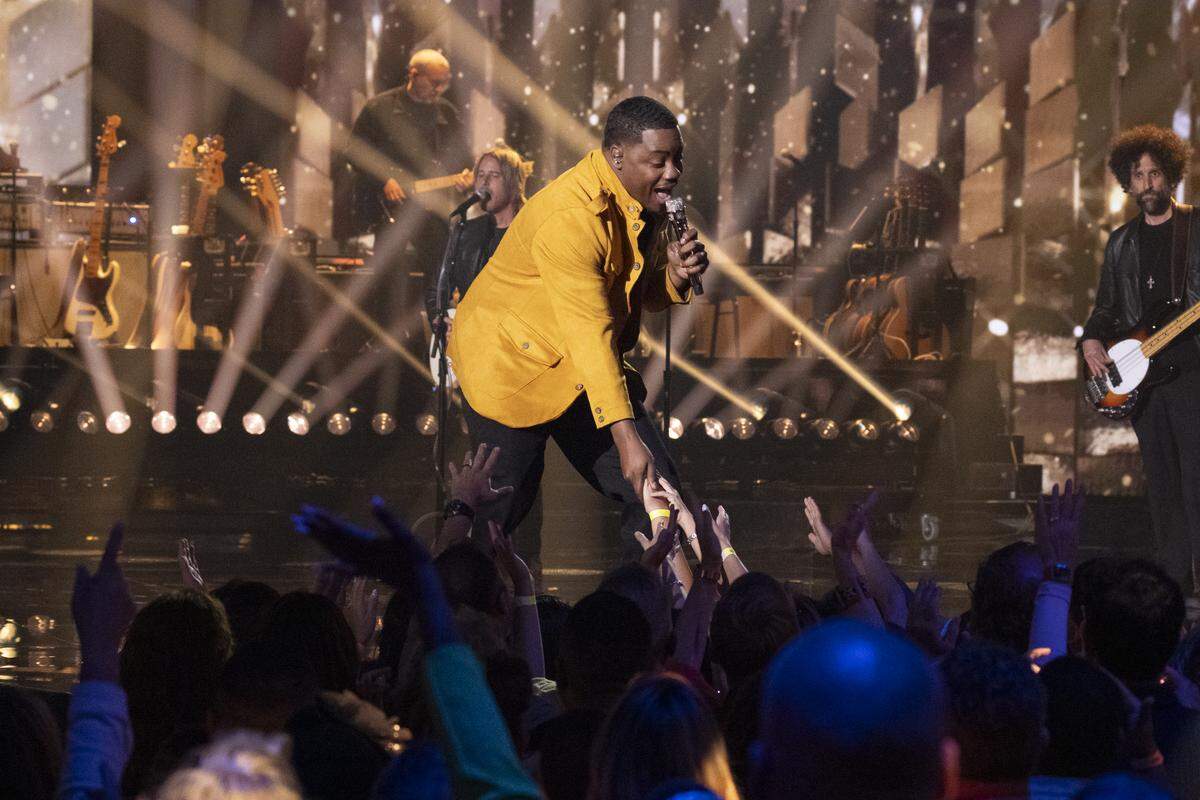 Daniel Stallworth interacts with the crowd Monday during his “American Idol” performance of “Livin’ on a Prayer” by Bon Jovi.