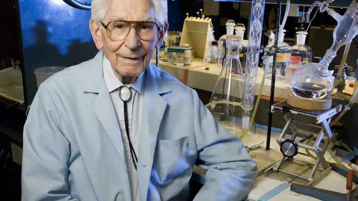 L. BRIAN STAUFFER/UNIVERSITY OF ILLINOISProfessor Fred Kummerow recently published his latest research on cholesterol and heart disease.