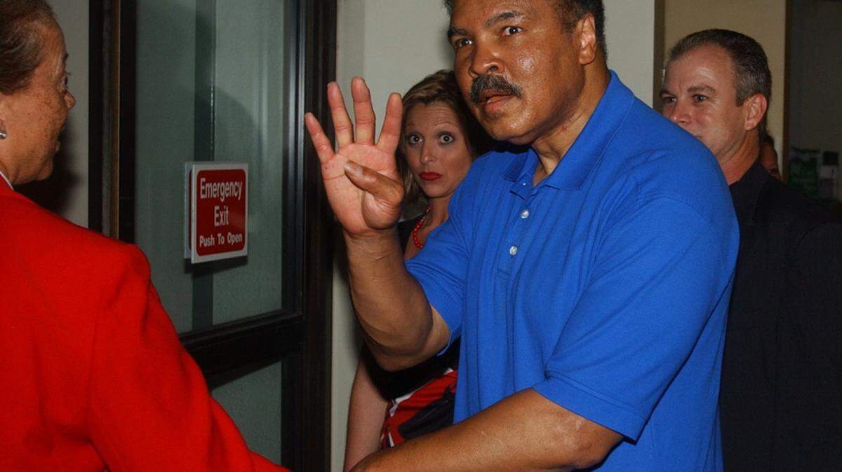 JOHN FITZHUGH/SUN HERALD/2003 
 Muhammad Ali holds up four fingers at Gulfport/Biloxi International airport to indicate his prediction on his daughter Lala's boxing match in Biloxi in August 2003.