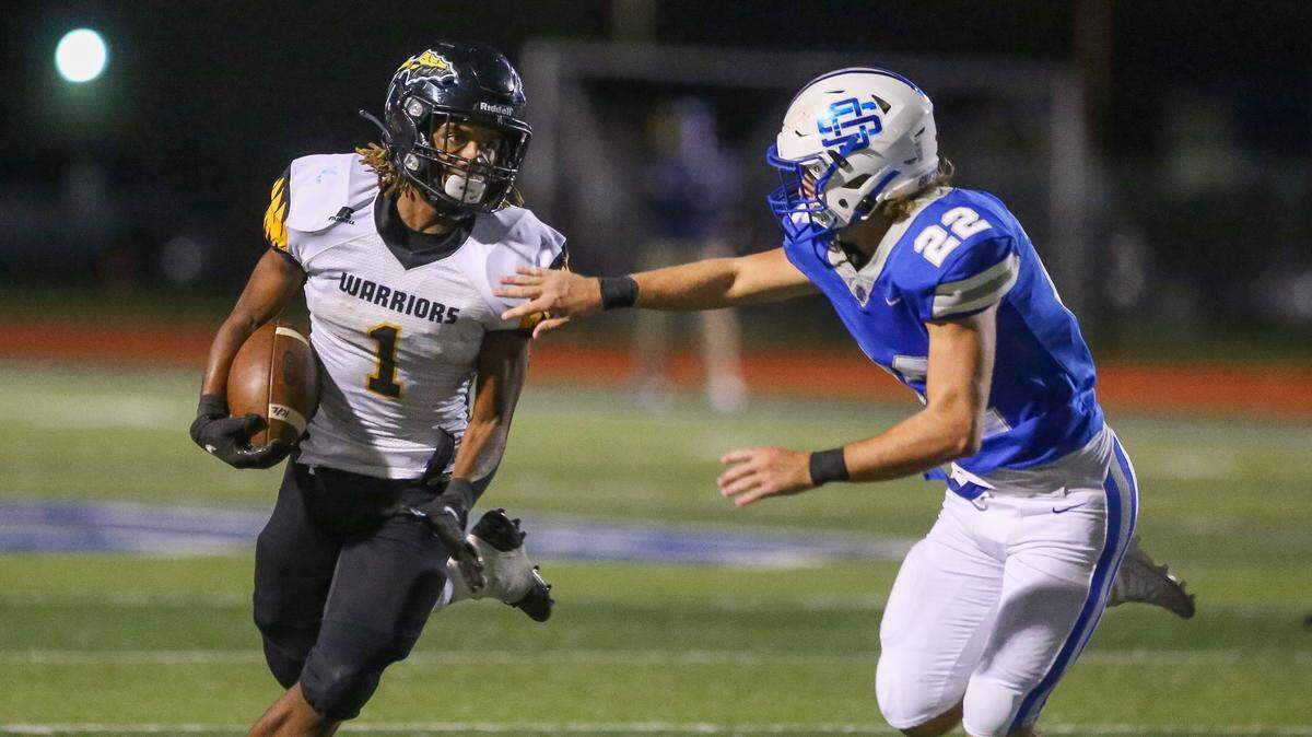 D’Iberville senior running back Justice Davis the football down the field against Ocean Springs Friday, Oct. 2, 2020. The Warriors beat the Greyhounds 27-24.