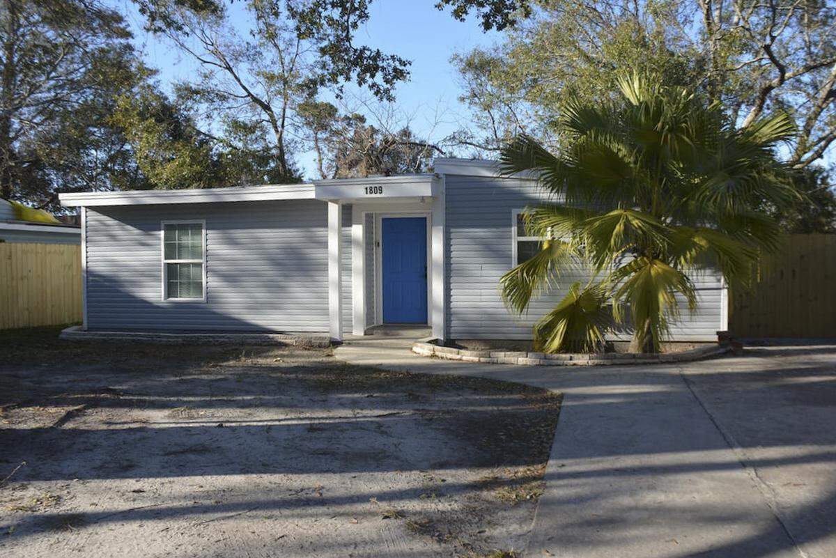 Quick Walk to the Beach, a two-bedroom cottage in Gulfport, is an Airbnb listing owned by Long Beach teacher Claudia Salvador. In her first year listing the cottage as an Airbnb rental, Salvador has been named Mississippi’s #1 Airbnb host.