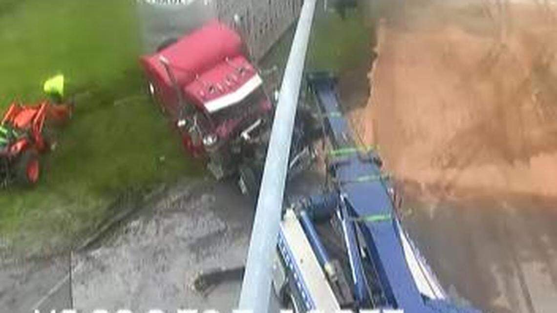 4-car wreck cleared after semi-truck pulling cows blocked traffic on Jackson County highway