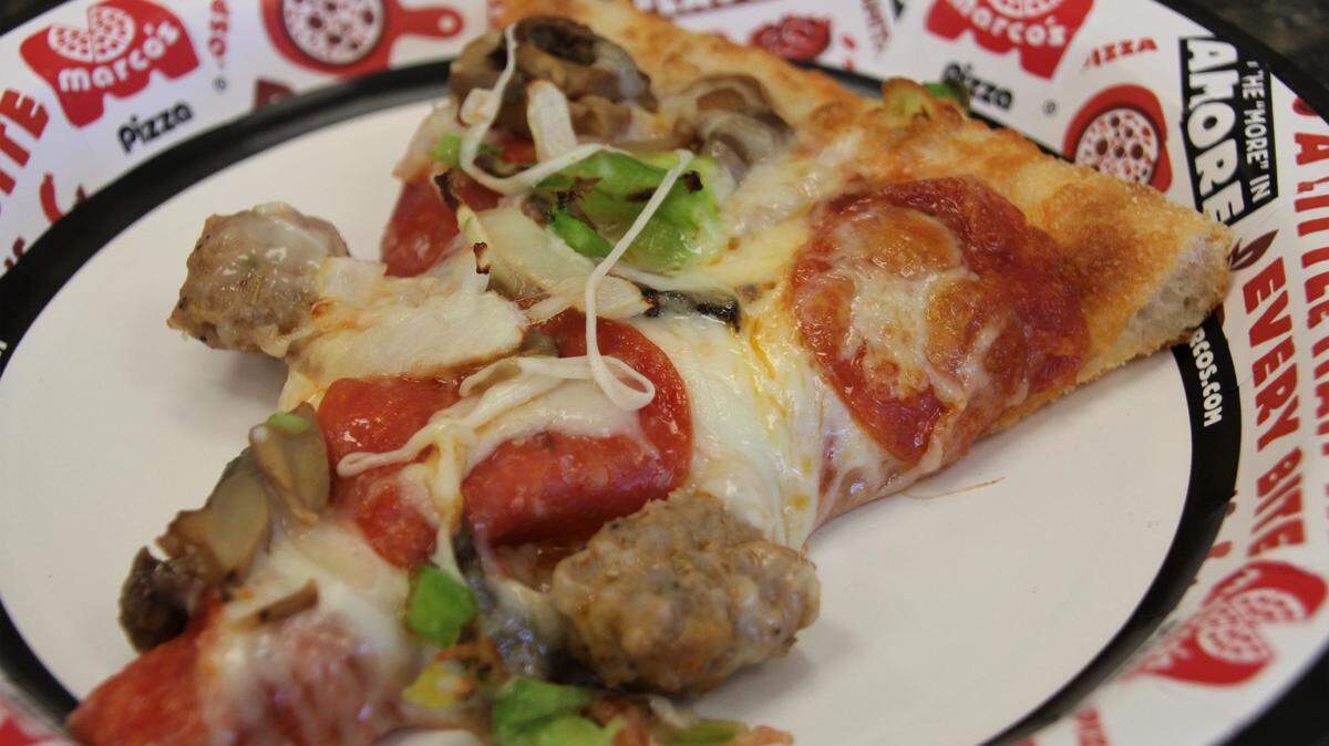 Slice of Deluxe Uno, great crust, great combination.