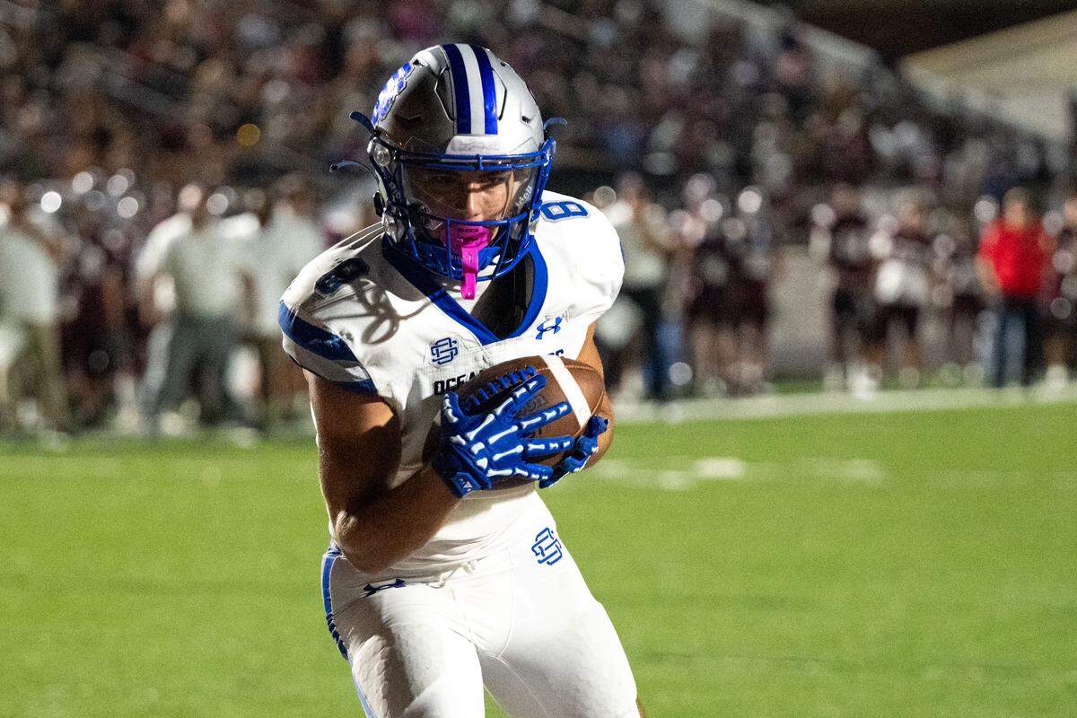 Ocean Springs wide receiver Ian Harlan (8) hauls in a touchdown pass Friday.