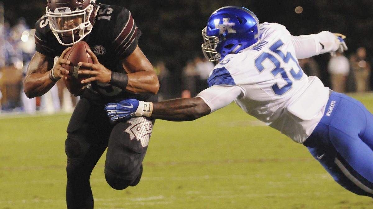 Mississippi State quarterback Dak Prescott (15) sprints for a touchdown ahead of Kentucky defensive end Denzil Ware (35) during the first half of an NCAA college football game in Starkville, Miss., Saturday, Oct. 24, 2015. (AP Photo/Jim Lytle)