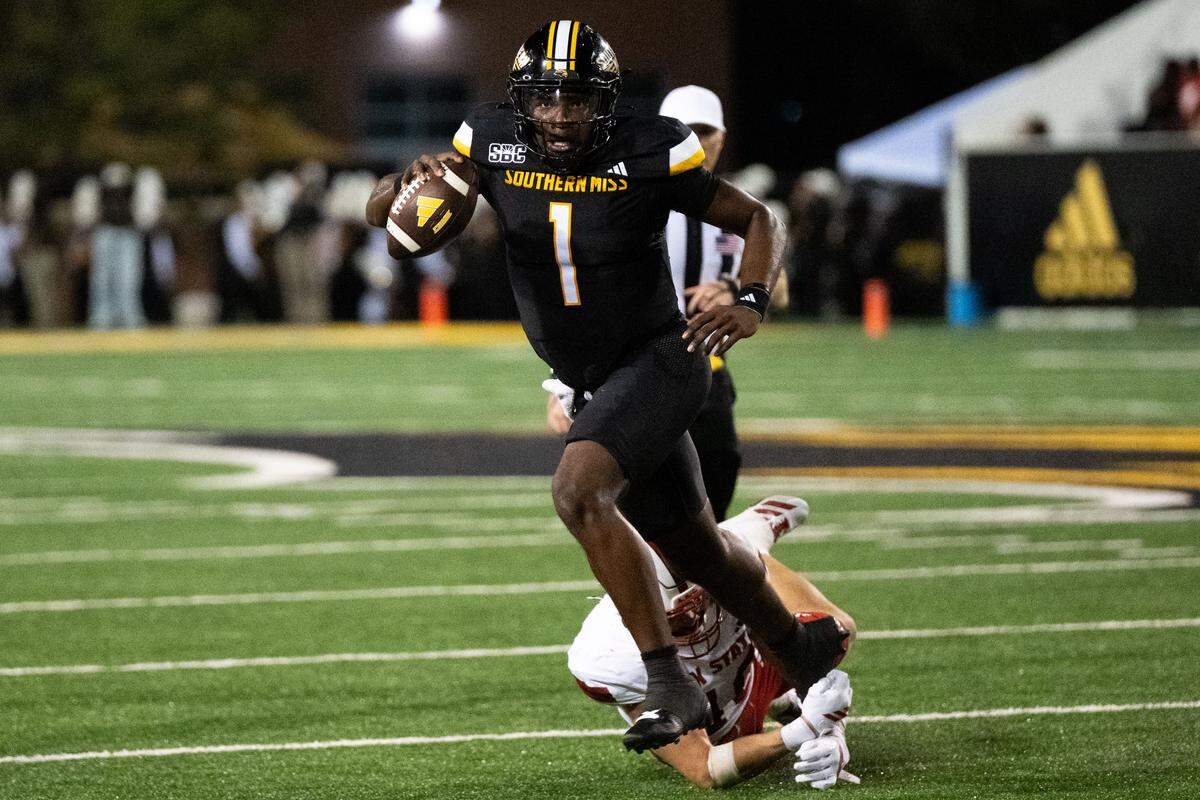 Southern Miss quarterback Braylon Braxton (1) scrambles for yardage Saturday.