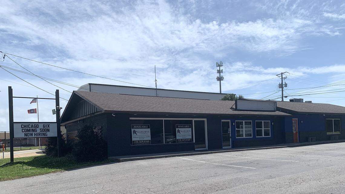 Chicago-style restaurant grows beyond South MS food hall. Another eatery moves in