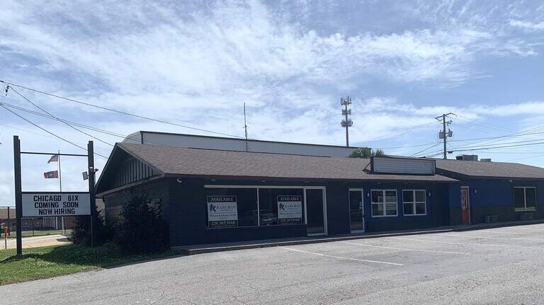 Chicago-style restaurant grows beyond South MS food hall. Another eatery moves in