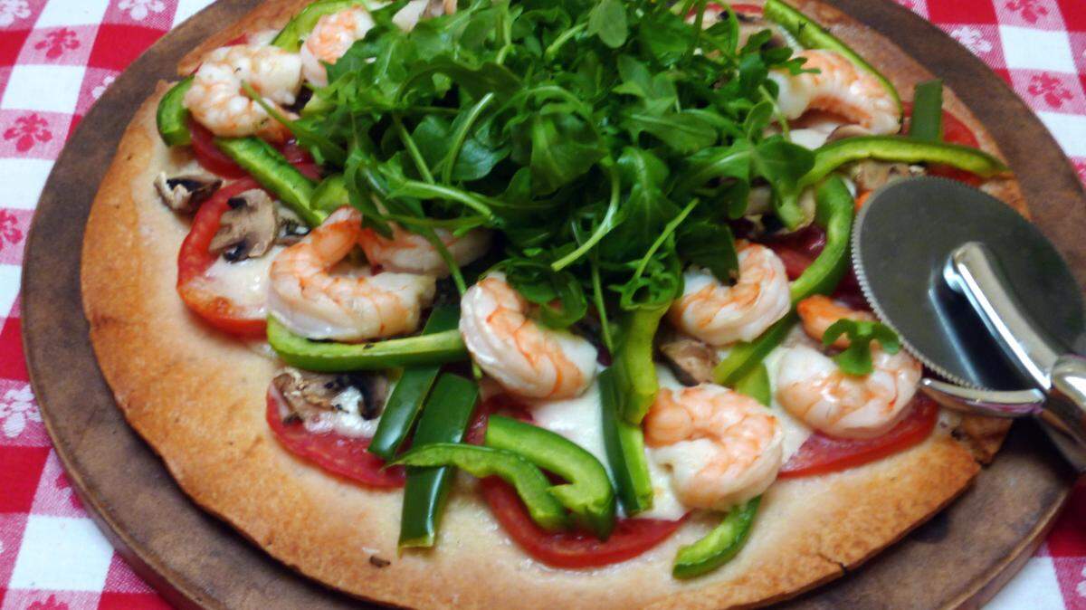 LINDA GASSENHEIMER/TNSThin crust makes a crisp base for shrimp and mushroom pizza.