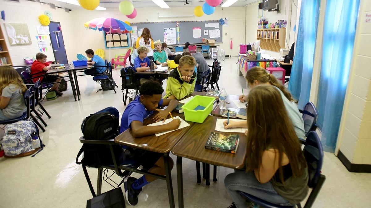 The Ocean Springs School District has received a grant to hire up to 40 teacher residents in a state program to help address a shortage of teachers. Here, students at Ocean Springs Elementary School work on reading assignment on Wednesday, Aug. 16, 2017. The Ocean Springs School District has been one of the top-scoring districts in the state and the Coast.