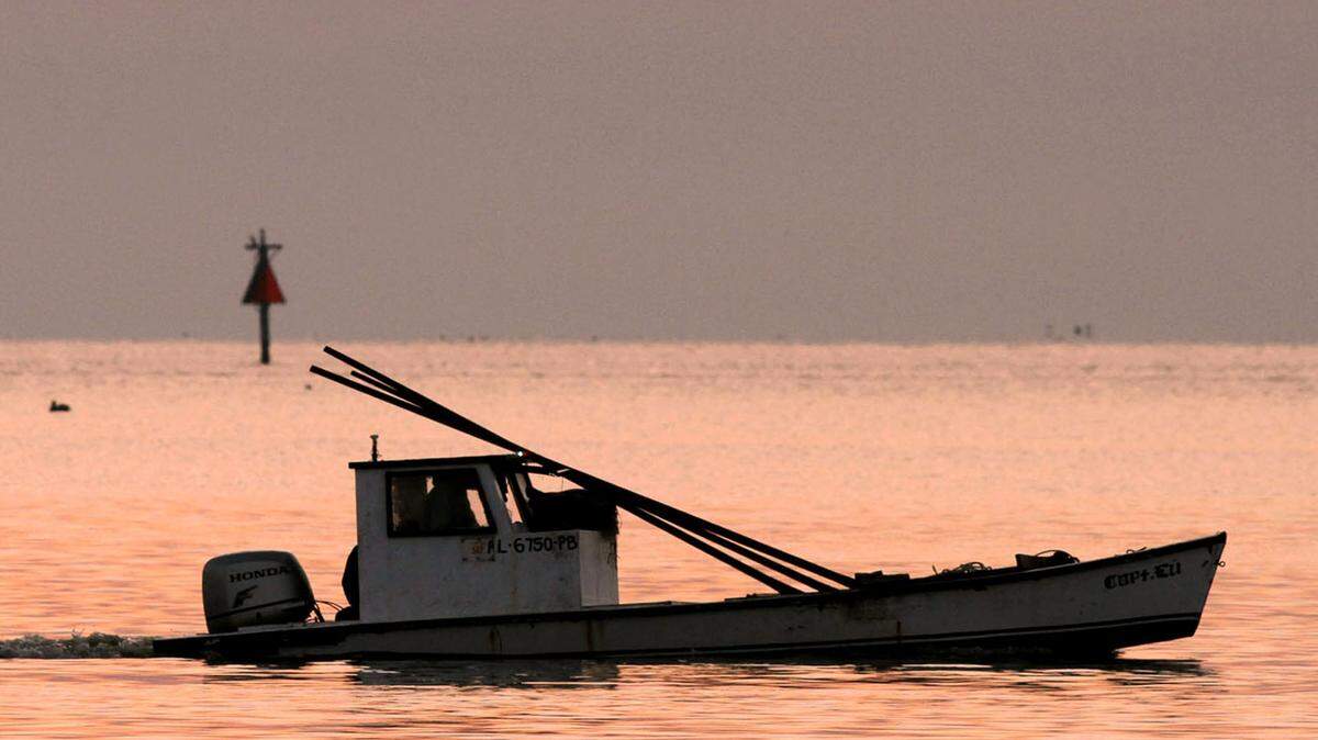 TIM ISBELL/SUN HERALDA fisherman leaves Pass Christian harbor before sunrise. Oyster reefs could reopen next week. 
