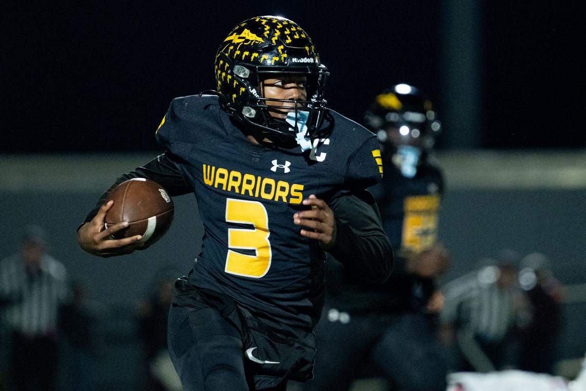 D’Iberville quarterback Jordan Walley (3) runs with the ball during a football game at Warrior Stadium on Friday, Oct. 31, 2025.