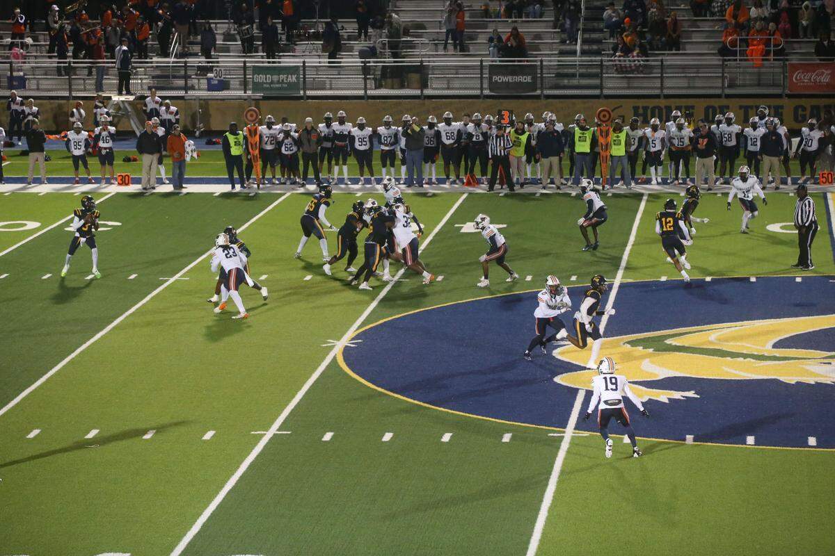 Gautier’s Trey Irving looks for a receiver Friday, Nov. 22, 2024, during the Gators’ playoff victory over Wayne County.