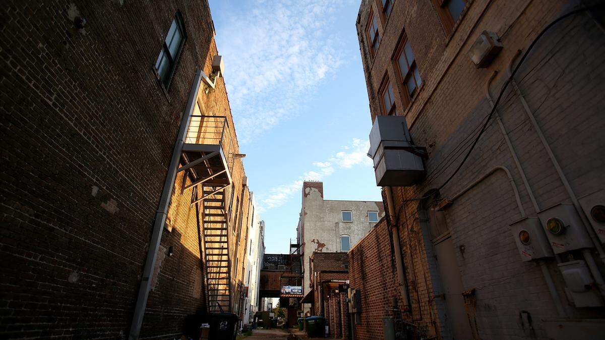 AMANDA McCOY/SUN HERALDThis rundown alley in downtown Gulfport has been dubbed Fishbone Alley because it will ge a new life as a pedestrian walkway past restaurants and bars in downtown Gulfport. The alley sits between 26th and 27th avenues.