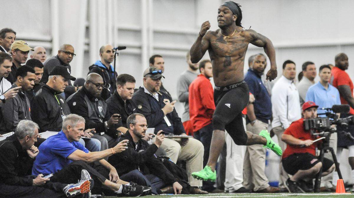 Former Mississippi defensive back Trae Elston runs the 40-yard dash during the University of Mississippi's NCAA college football Pro Day in Oxford, Miss., Monday, March 28, 2016. (Bruce Newman/The Oxford Eagle via AP) NO SALES; MANDATORY CREDIT