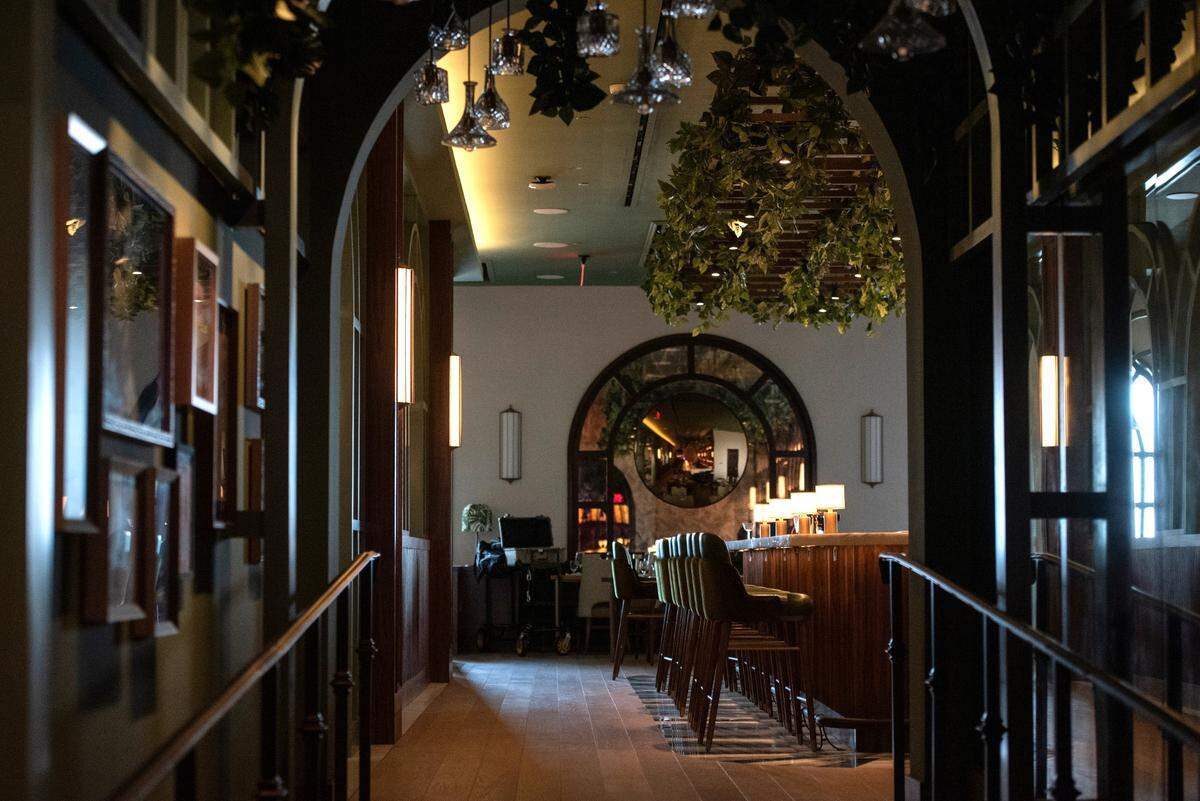 Like a New Orleans’ courtyard, the alley entrance between the Beau Rivage casino and Coraline’s seafood restaurant is moody and marks the start of an experience of craft beverages, fine wine and regional cuisine.