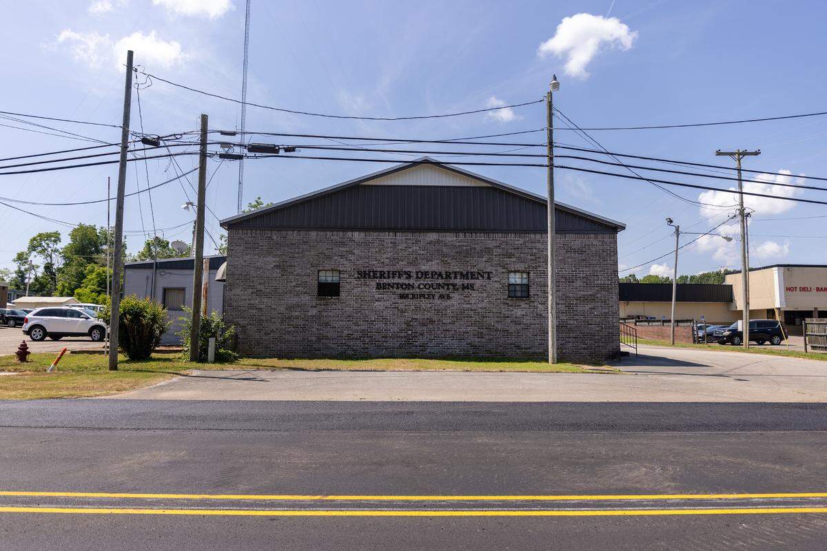 The Benton County Sheriff’s Department formerly housed the county jail where Jimmy Sons died, in Ashland, Mississippi.
