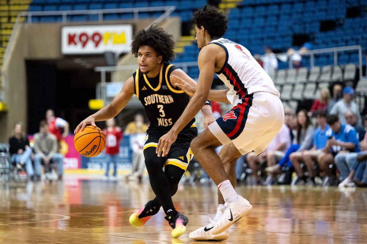 Southern Mississippi guard Chiante Tramble (3) dribbles the ball upcourt.