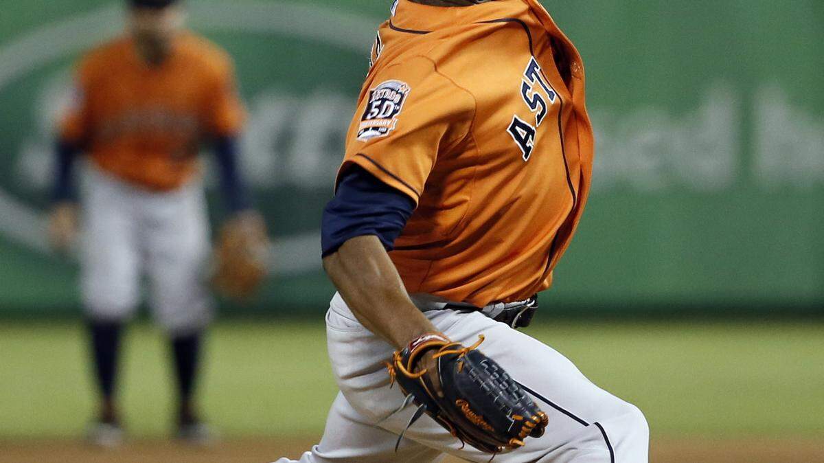 Houston Astros relief pitcher Tony Sipp works against the Texas Rangers in the seventh inning of a baseball game on Thursday, Sept. 17, 2015, in Arlington, Texas. (AP Photo/Tony Gutierrez)
