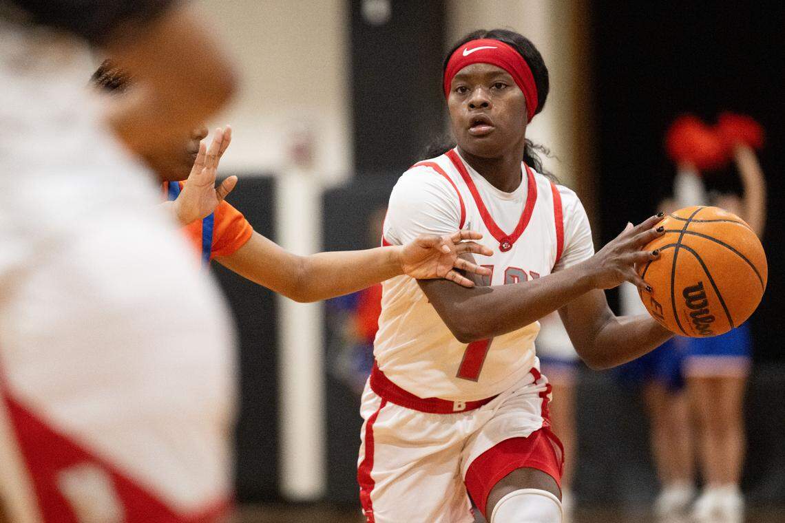 Biloxi’s Na’Kenya Terry (1) looks for an open teammate.