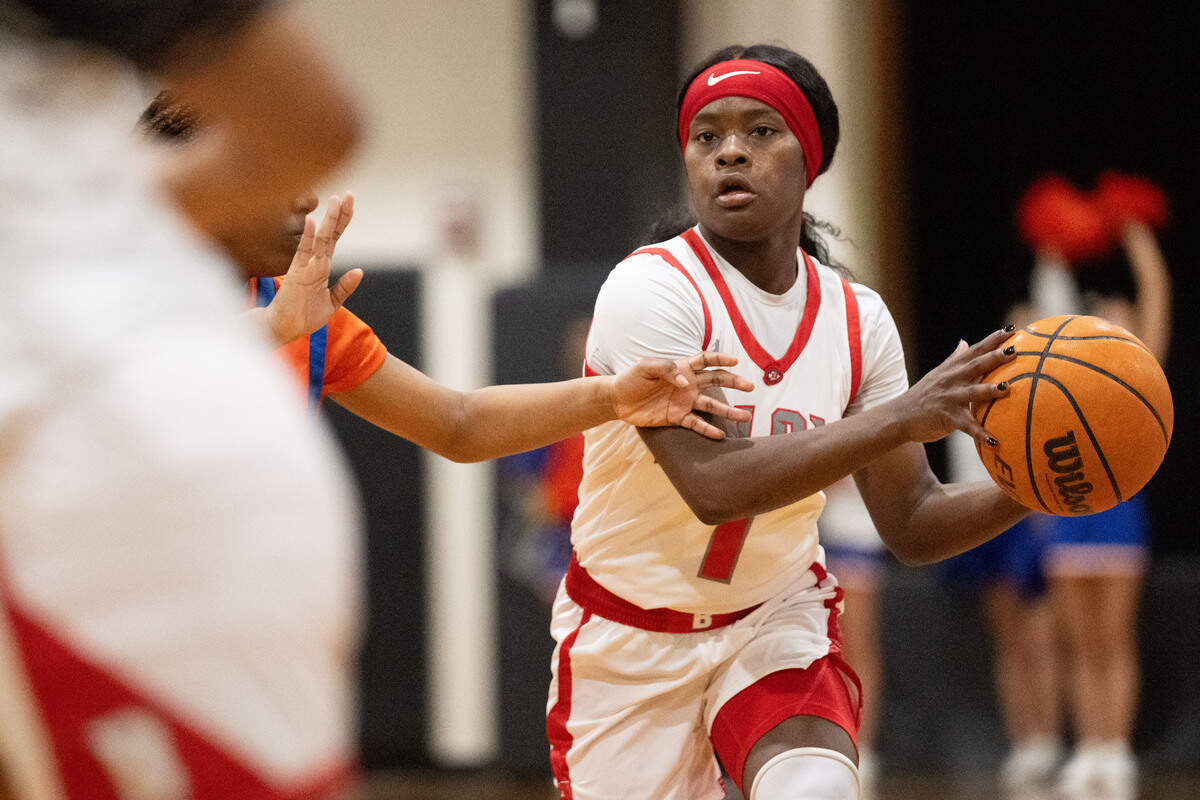 Biloxi’s Na’Kenya Terry (1) looks for an open teammate.