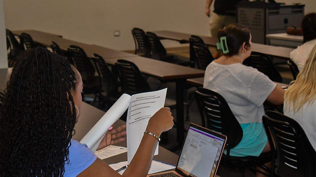 A University of Southern Mississippi student listens as Joshua Wilson presents the Roy Howard Community Journalism Center’s “Ask Me What Is True?” media literacy training on April 15.
