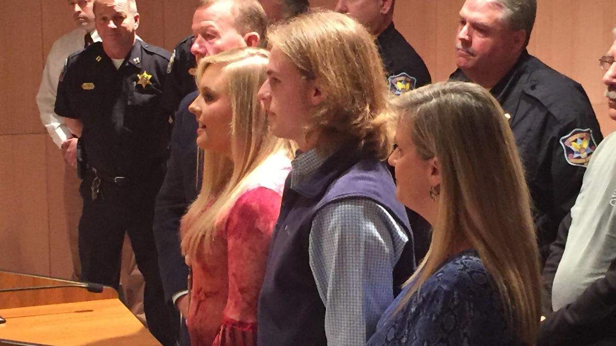 JOHN FITZHUGH/SUN HERALD 
 
 Family of slain Jackson County Sheriff's Deputy Bruce Evans thanked Jackson County supervisors on Monday for naming new jail in Evans' honor. Evans was killed in the line of duty in July 2000.