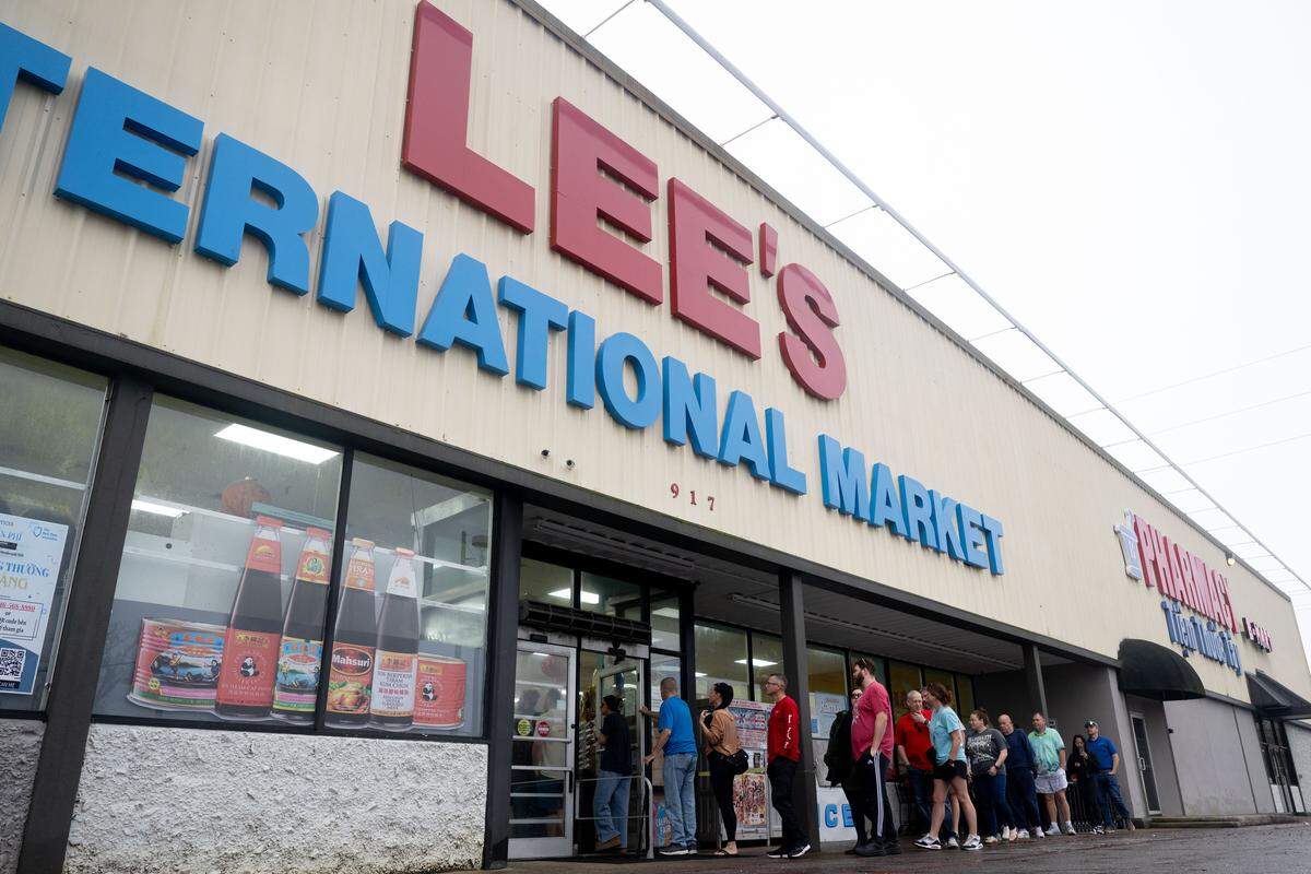 Customers looking to get their hands on a Dong Phuong king cake walk into Lee’s International Market early Friday morning.