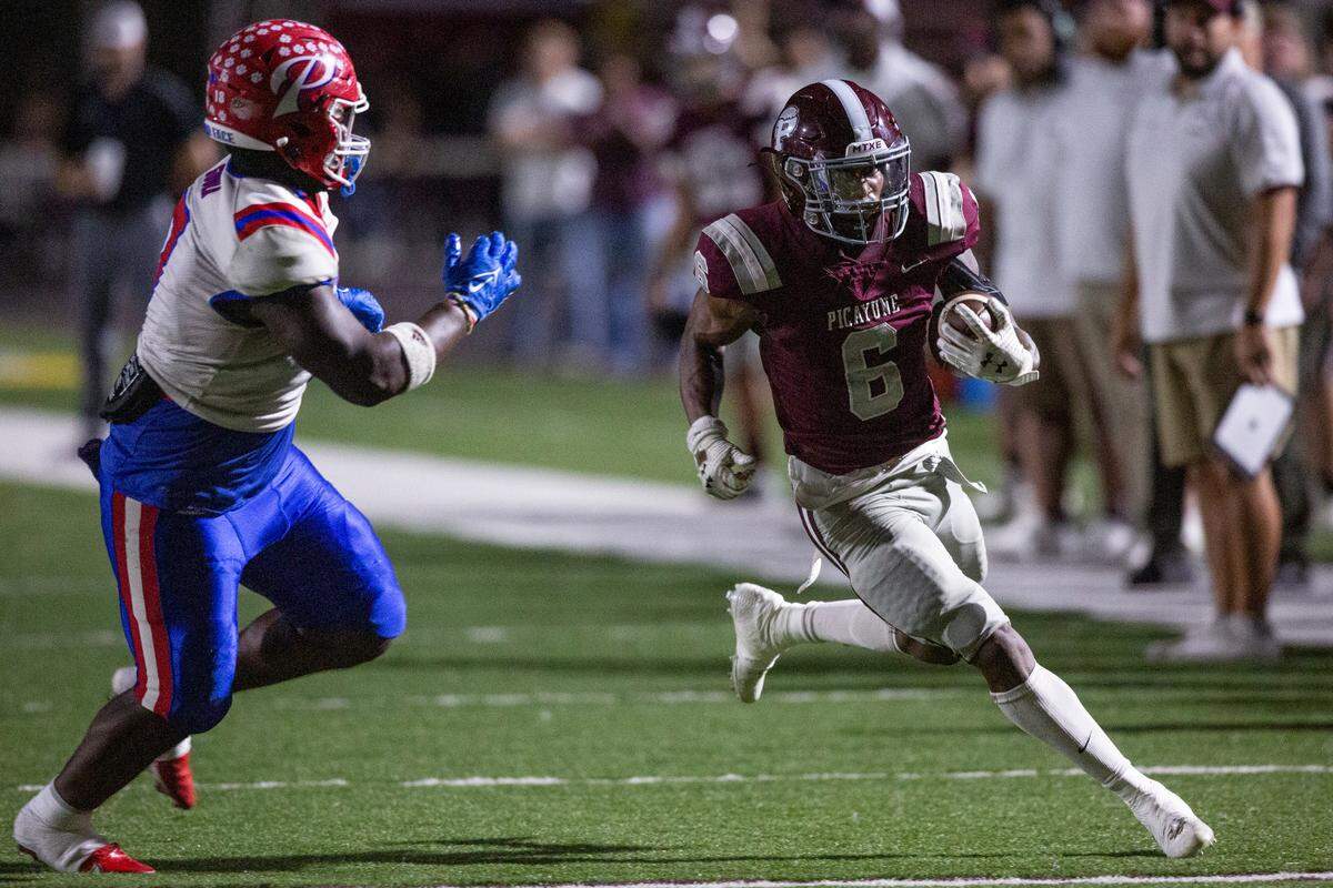 Picayune’s Chris Davis runs the ball during a playoff game at Lee-Triplett Stadium in Picayune on Friday, Nov. 17, 2023.