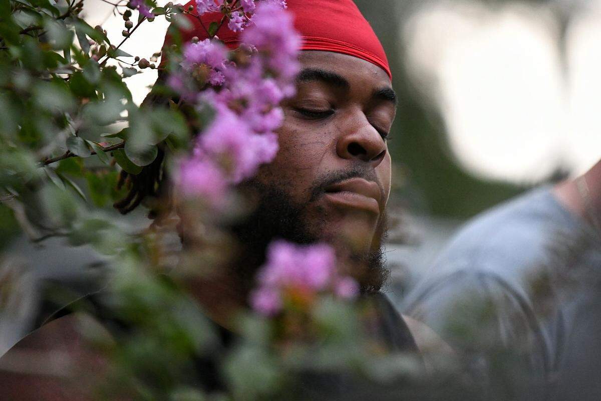A mourner partakes in a moment of prayer during the vigil in honor of Willie Ray Q. Jones on July 15th, 2020.