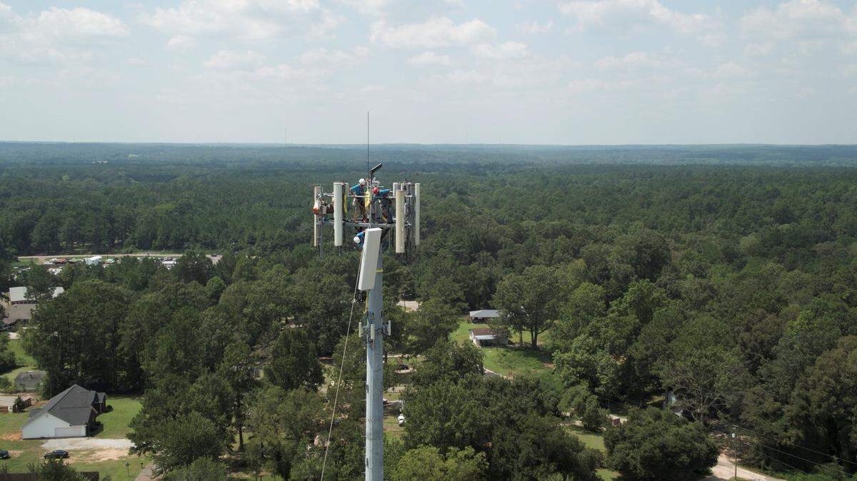 The city of Hardeeville is getting a new communications tower to support signal in the southern part of the city.