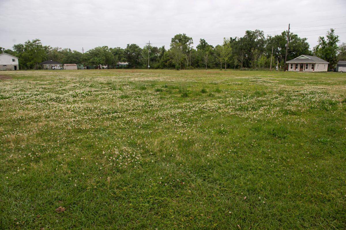 An empty plot of land between Washington and Sycamore Streets that used to be home to a projects development on Tuesday, April 12, 2022.