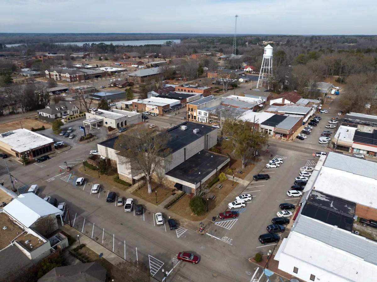 The Itawamba County Courthouse in the town center of Fulton.
