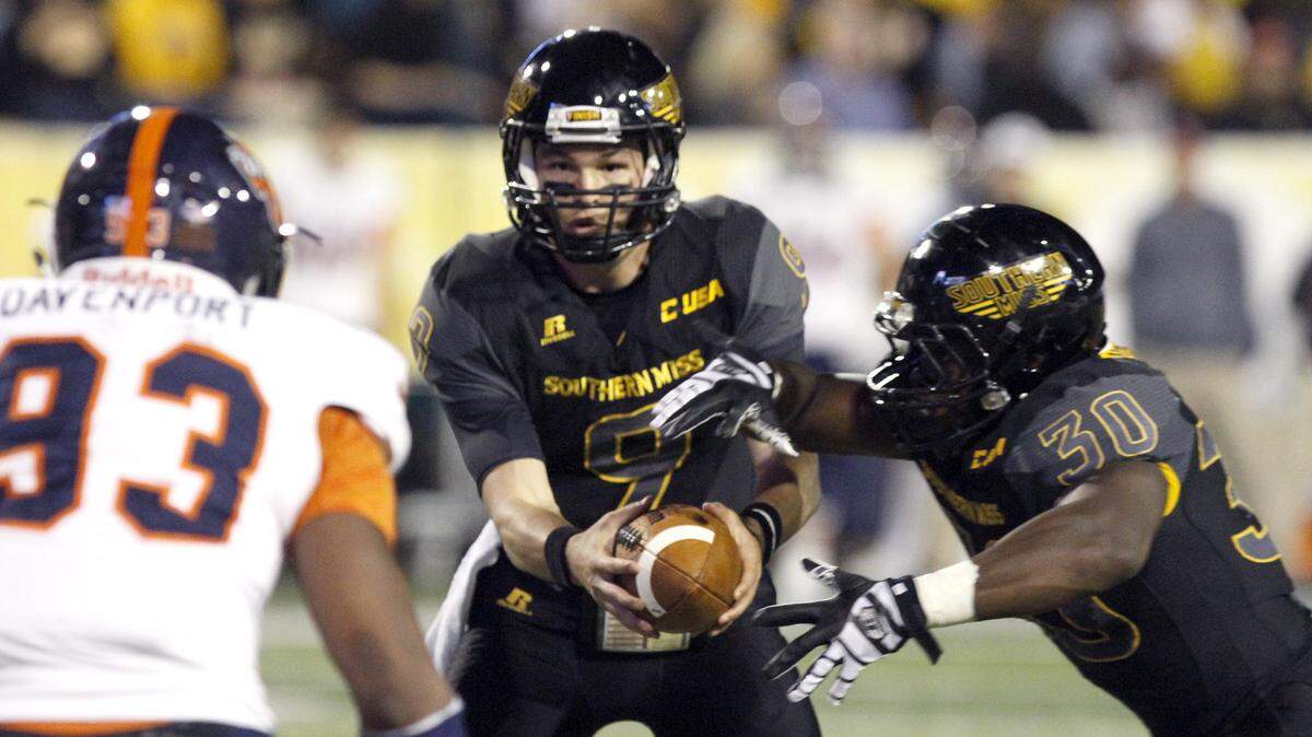 TIM ISBELL/SUN HERALD 
 Southern Miss quarterback Nick Mullens reads the UTSA defensive lineman as he hands off to Jalen Richard, Saturday, Oct. 17, 2015.