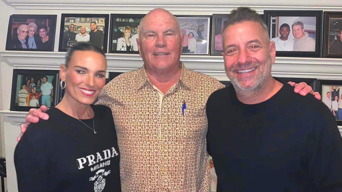 Heidi and Marc D’Amelio pose with Bobby Mahoney and Mary Mahoney’s restaurant in Biloxi.