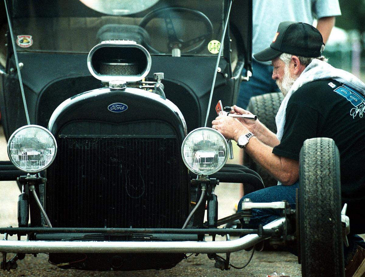 Richard Speck of Gulfport, Miss., changes spark plugs on his 1923 Ford as Cruisin’ the Coast came to a close for 1999 on Sunday, Oct. 10, 1999.