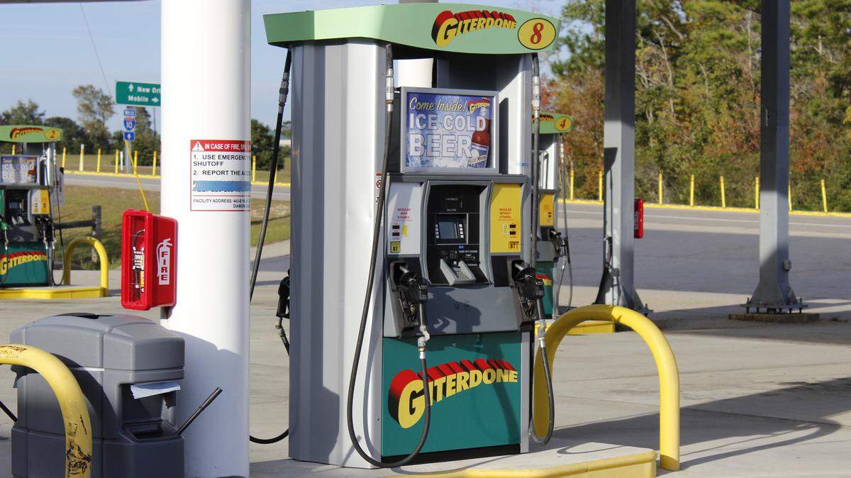 WESLEY MULLER/SUN HERALD 
 
 Giterdone gas station in Diamondhead is being sued by Larry the Cable Guy for alleged trademark infringement on the comedian's catch phrase, "Git-R-Done."