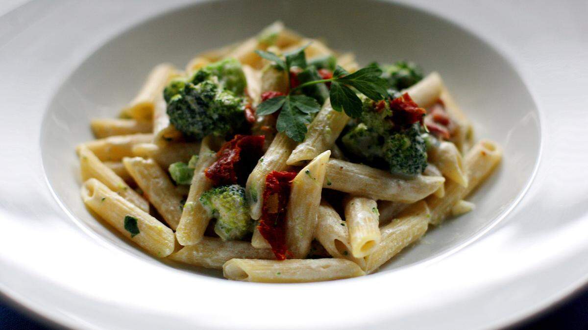 KIMBERLY P. MITCHELL/DETROIT FREE PRESS/TNSShort pasta, like the penne in this Penne with Broccoli, Sun-dried Tomatoes and Dijon Cream dish, is easier to measure than long pasta but it's easy enough to figure out.