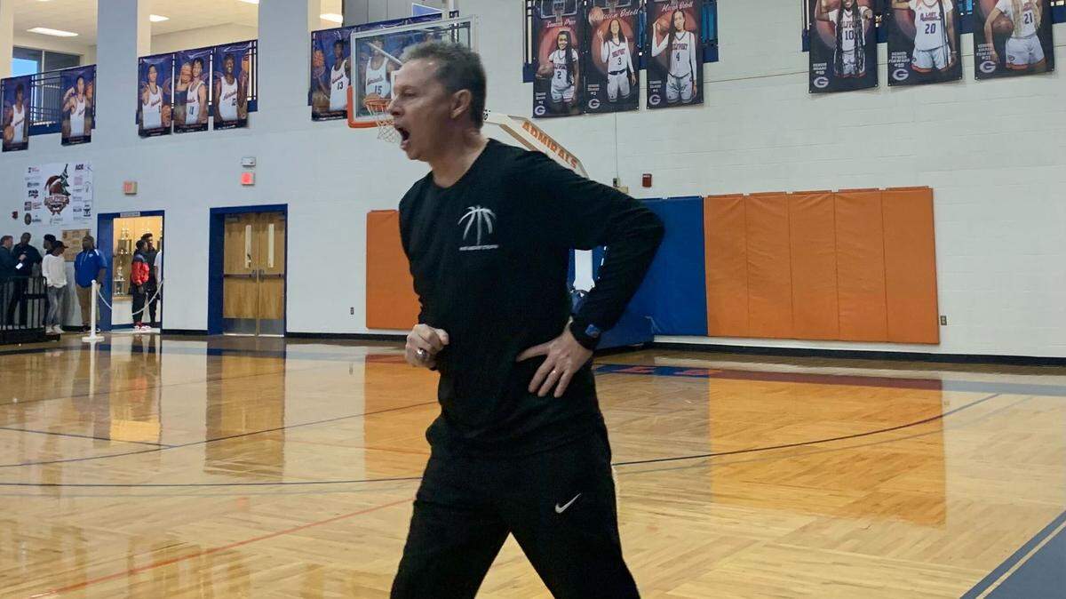Danny Grieves coaching his Metamora Redbirds at the Holiday Classic in Gulfport on Dec. 28, 2022.