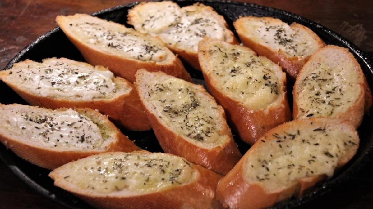 Tartines au Chèvre, or goat cheese on toasted French bread, with a dribble of olive oil and herbs de Provence was the beginning of this great meal.