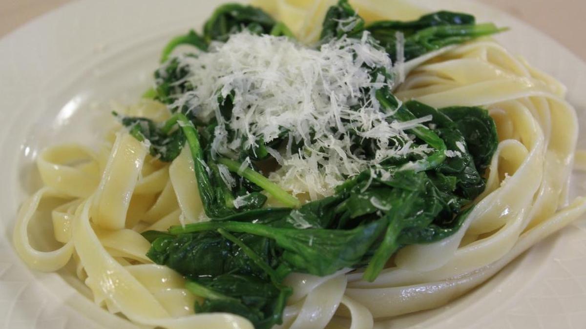 Pasta and spinach is a quick and delicious dinner idea.