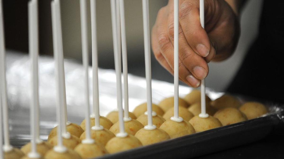 Cake pops can be a fun Valentine’s Day treat for kids.