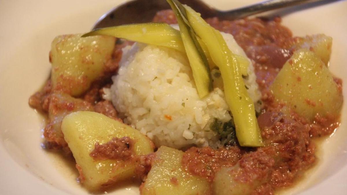 Corned beef and boiled potatoes is a quick and hearty meal.