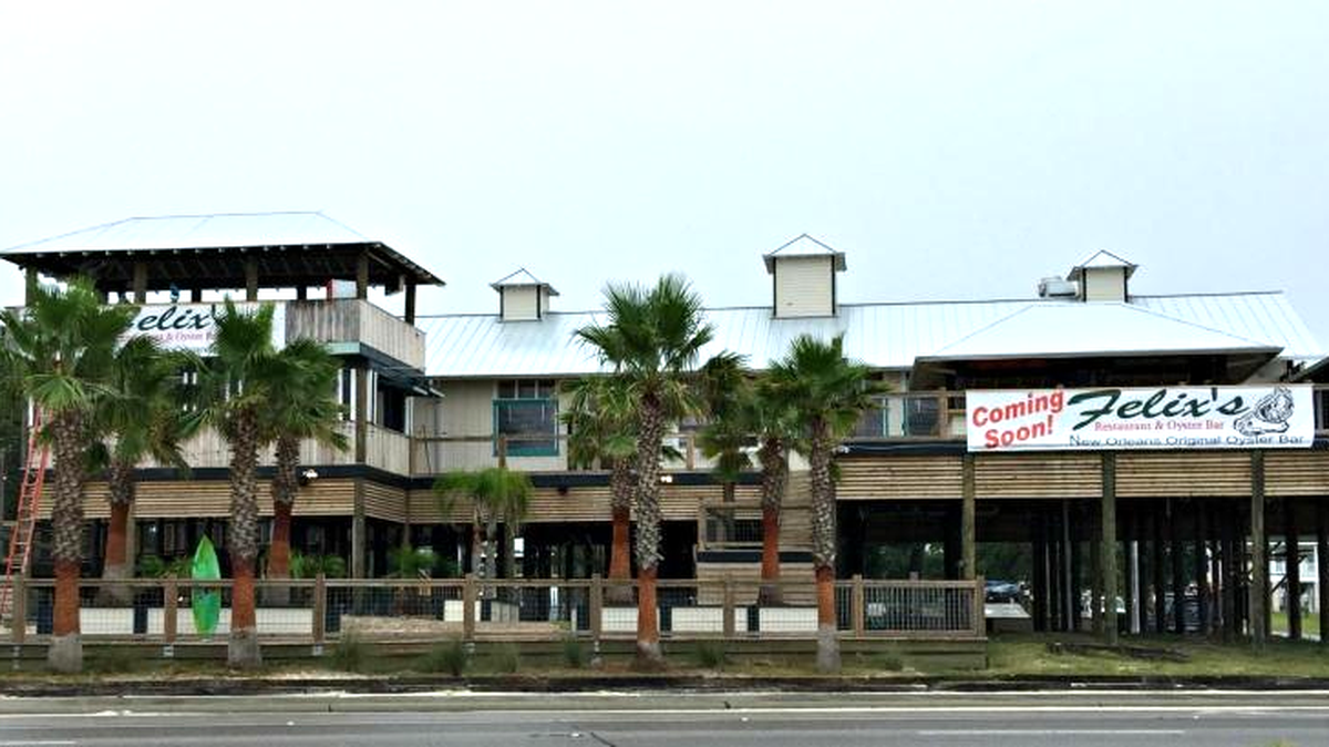Felix’s Restaurant and Oyster Bar, a classic for 70 years in New Orleans, will open this weekend in Gulfport.