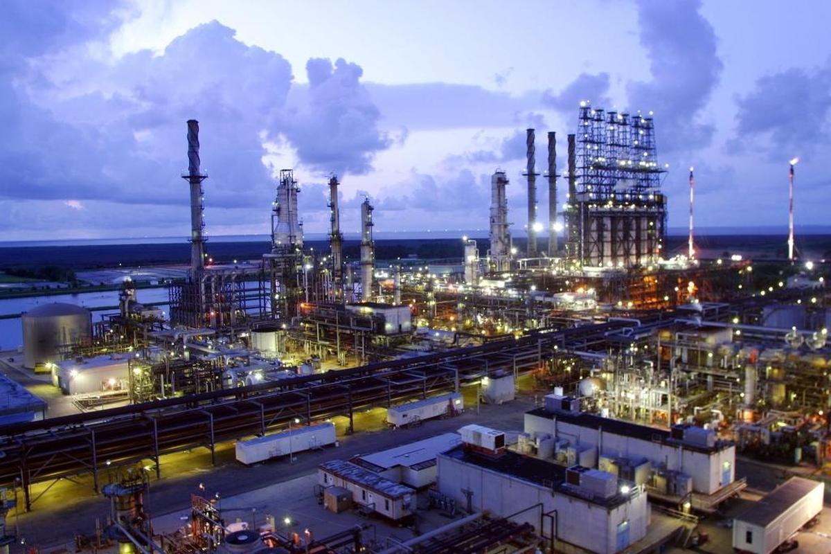 Chevron Pascagoula Refinery manufactures millions of gallons of gasoline every day. The process creates carbon dioxide, which the company wants to transport by pipeline and store permanently deep under the ground in Jackson County.