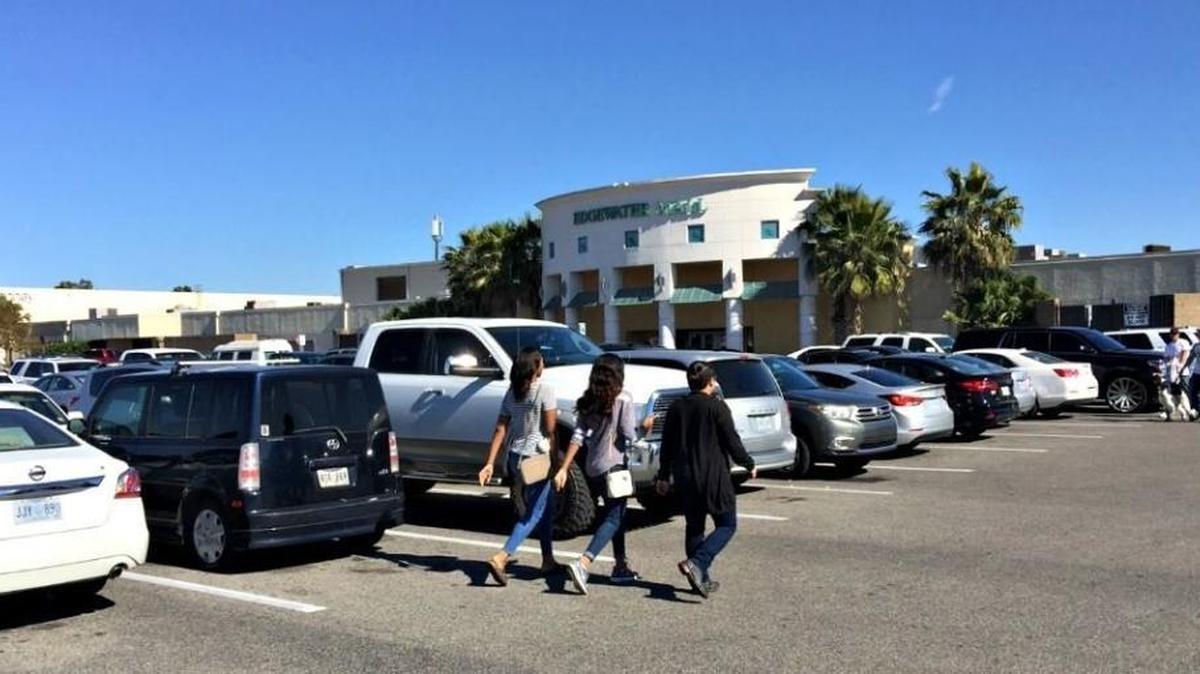 Safety officials are warning shoppers to lock their car doors while shopping to deter thieves from stealing purchases.