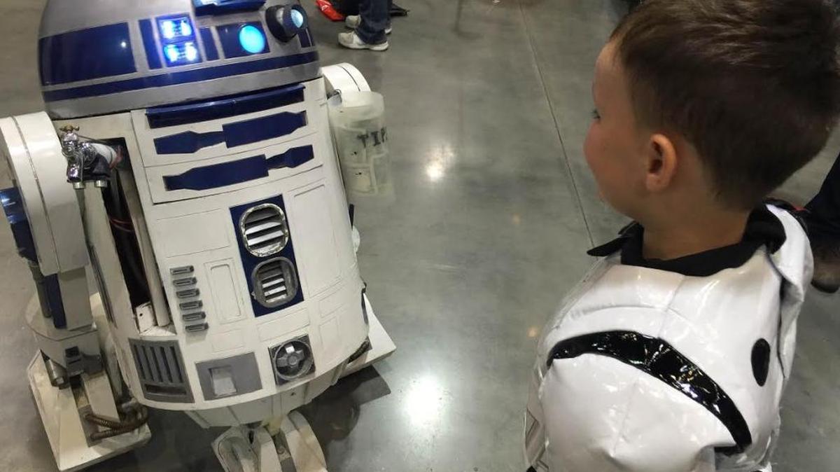 Baton Rouge’s beer-pouring R2D2 meets Chase Allen at Fear Fete on Saturday, Oct. 15, 2016 at the Coast Convention Center.